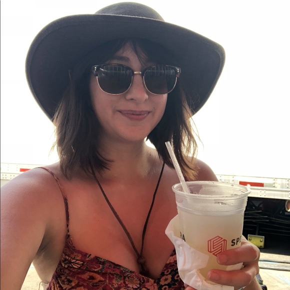 Meet your Posher, Camille 🌼✌🏼 - Picture 4 of 5